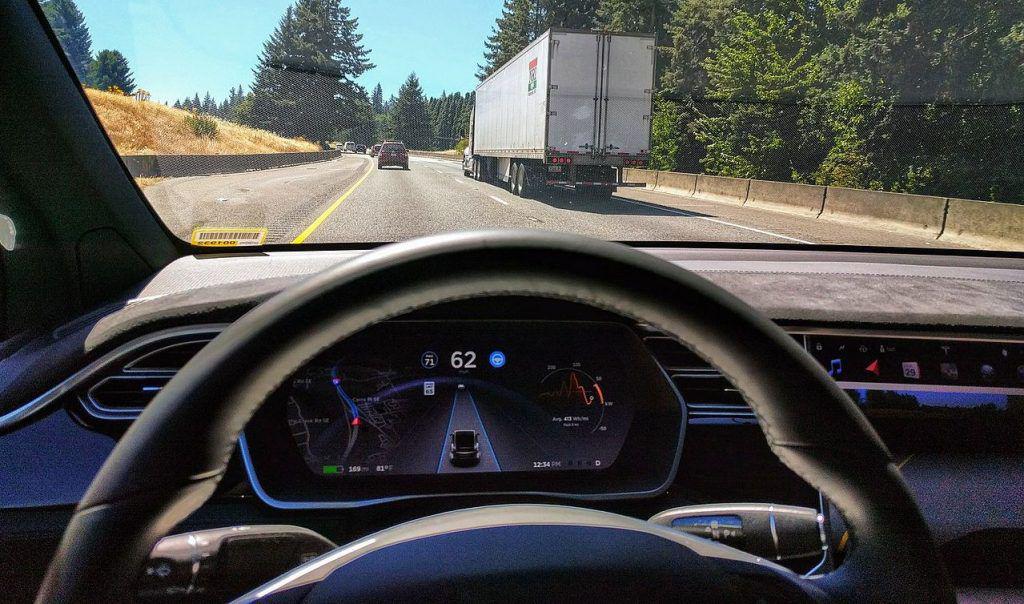 Este sistemul Tesla Autopilot mai sigur decât condusul normal?