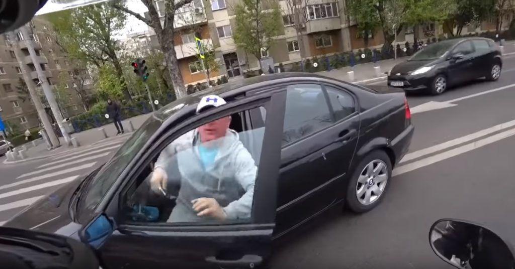 VIDEO – Un șofer vrea să întoarcă pe linia continuă, dar este oprit de un motociclist
