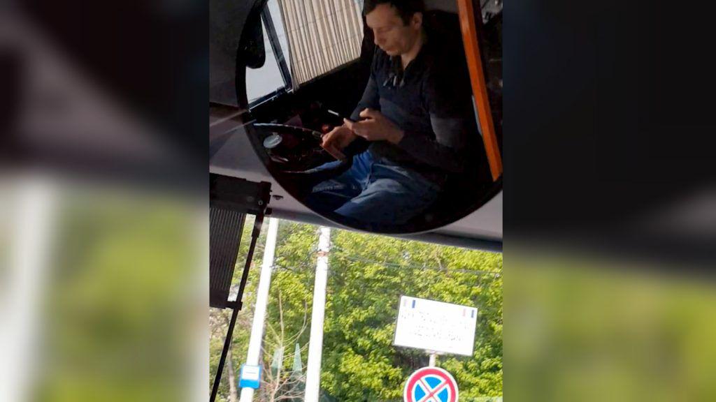 VIDEO – Un șofer de troleibuz face plăți online în timp ce conduce. „Cu greu mai controla volanul!”