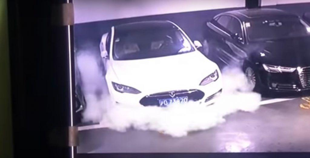 VIDEO – O mașină Tesla Model S explodează spontan, în parcare