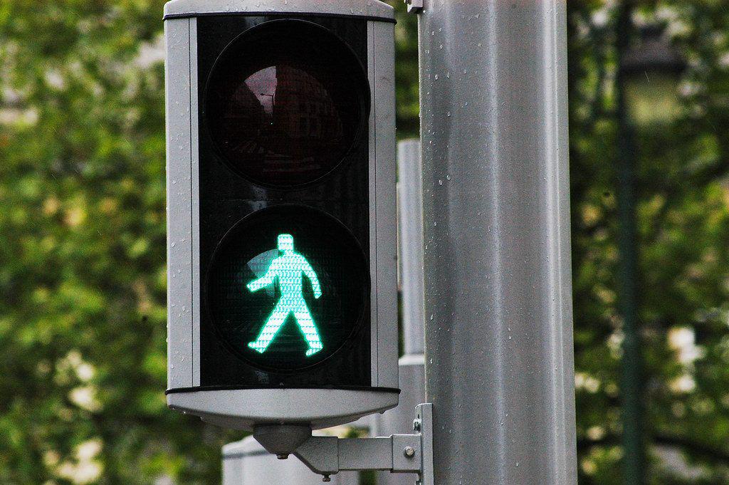 Acest sistem de semaforizare „simte” când vrei să traversezi strada