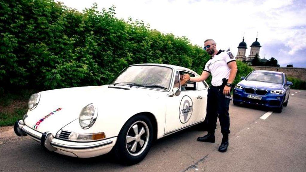 O româncă și soțul ei german fac turul lumii într-un Porsche 911
