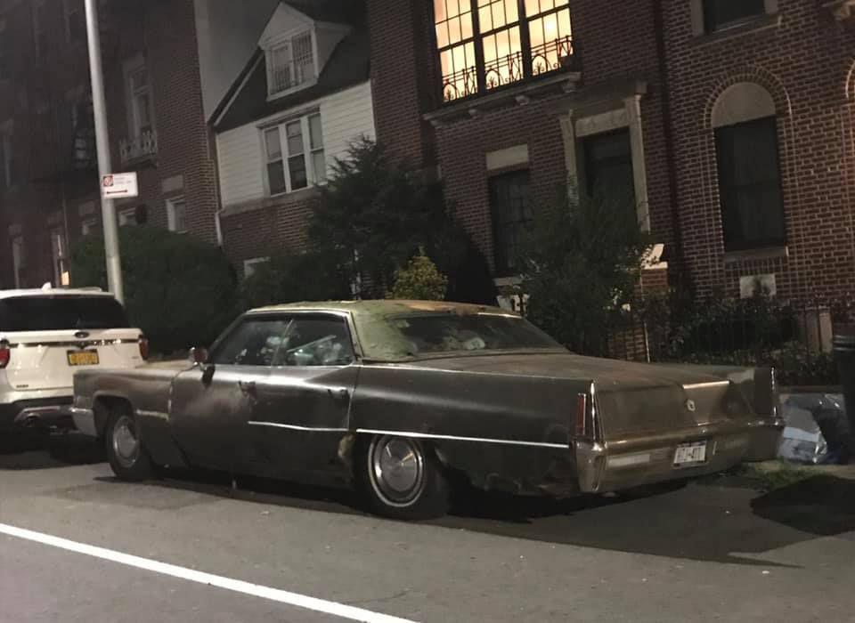Acest Cadillac a fost ridicat de autorități după 25 de ani. Vecinii spun că au pierdut un simbol