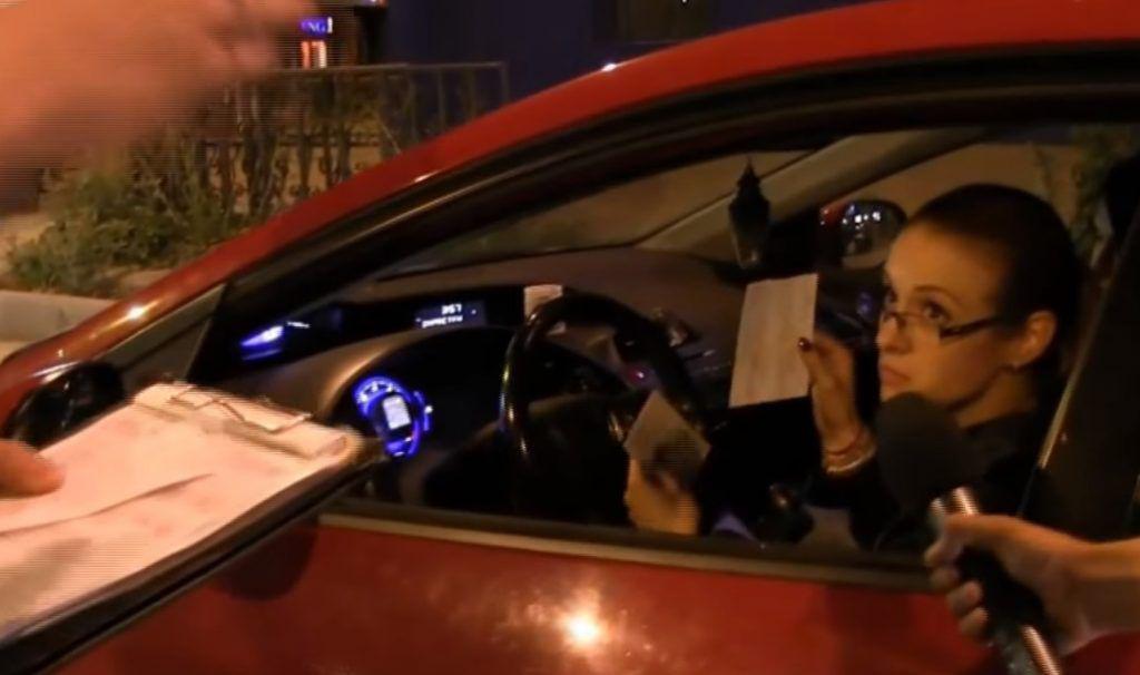 O șoferiță tupeistă îi explică polițistului că are voie să bea și să conducă: „Nu știu ce lege știți dvs.!”