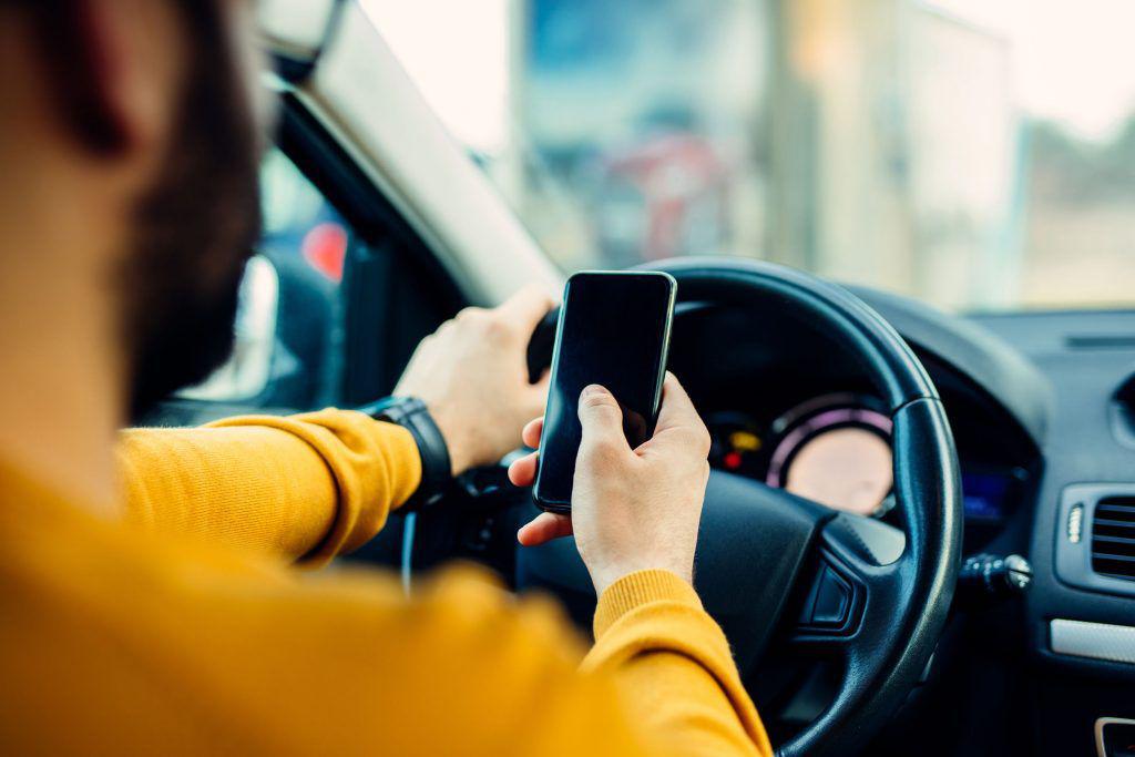 Noul Cod Rutier: Dacă ții telefonul în mână când conduci, rămâi fără permis