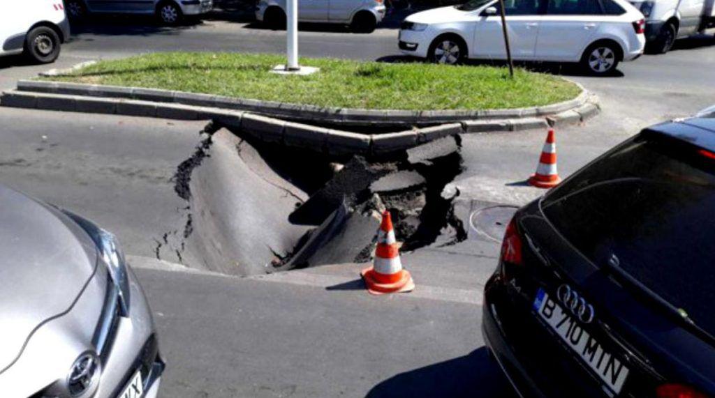 O groapă imensă a apărut pe o stradă din Bucureşti