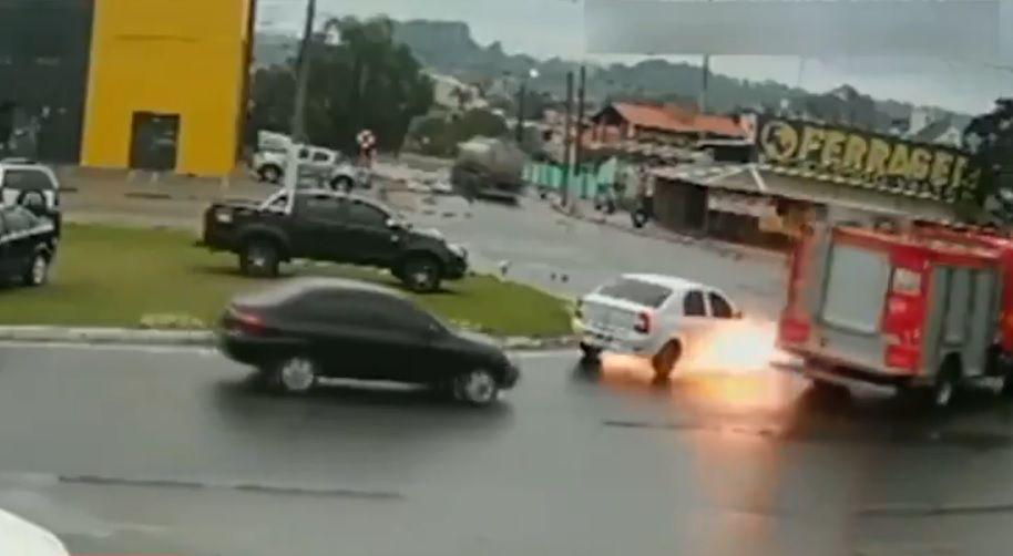 Culmea norocului: Un Logan a luat foc chiar lângă autospeciala de pompieri