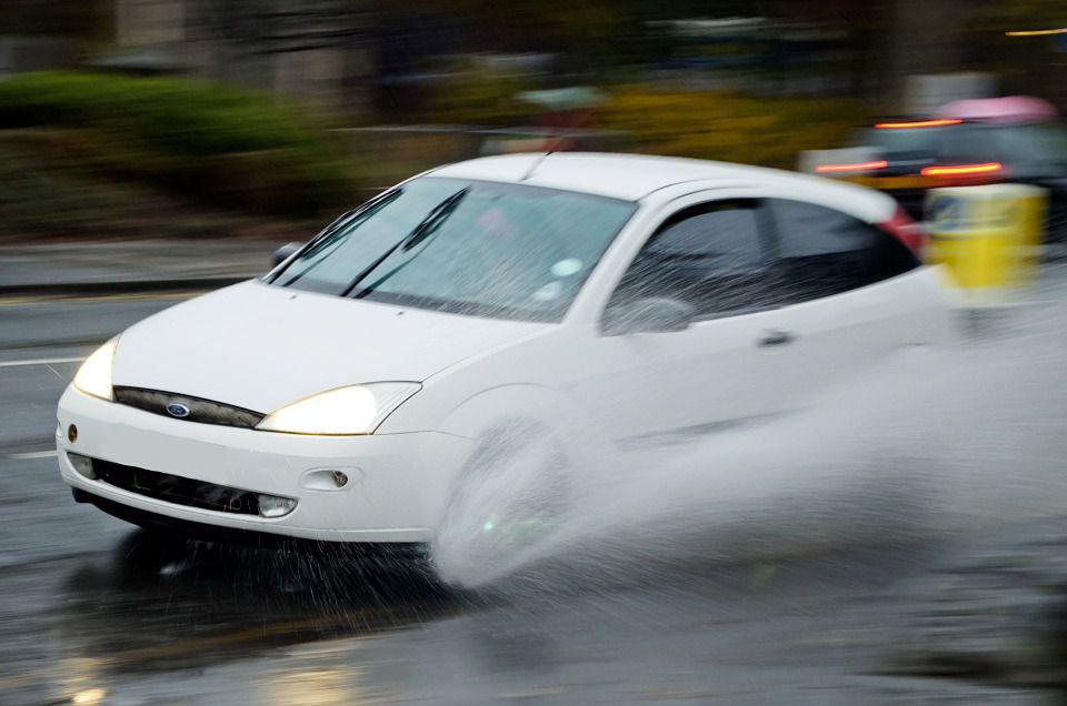 VIDEO: Acesta este motivul pentru care trebuie să adaptezi viteza în condiții de drum umed