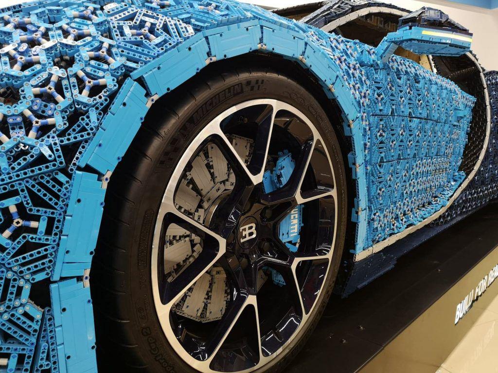 Un Bugatti Chiron în mărime naturală fabricat din piese Lego a ajuns în România