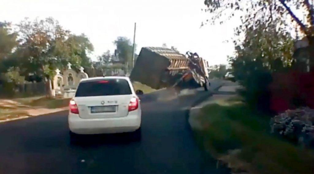 Video: Un camion se răstoarnă în curbă! Internauții dau vina pe vehicul, nu pe șofer