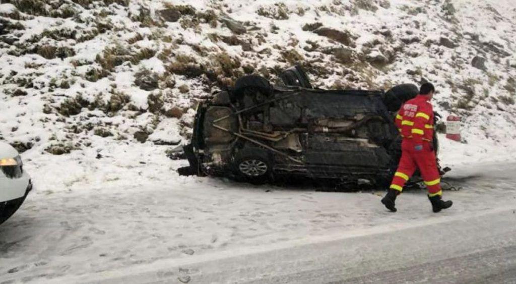 O mașină s-a prăbușit de la o înălțime de 40 de metri pe Transfăgărășan