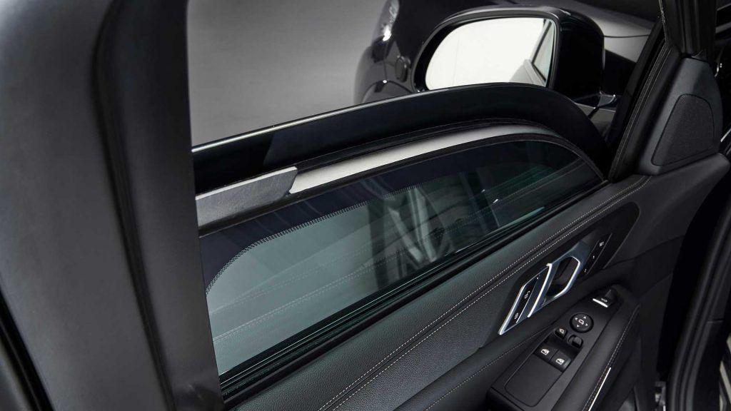 BMW ironizează Tesla: „are geamuri cu protecție împotriva cioburilor”. La ce model nou se referă