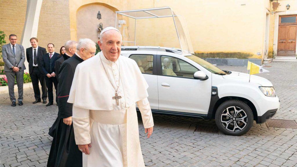 Sfânta Dacia: Suveranul Pontif primește un cadou original de la Renault