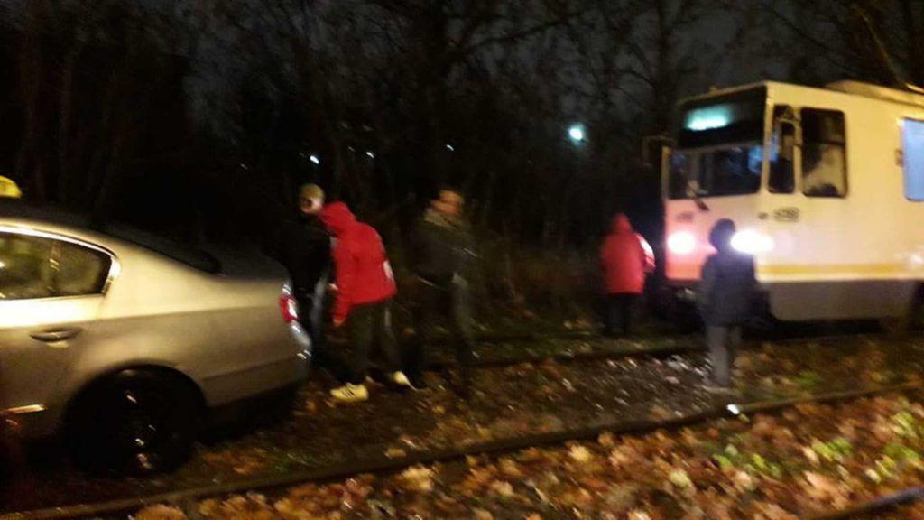 O șoferiță din București a blocat traficul tramvaielor în Pipera. „Cum, Doamne iartă-mă, o fi ajuns acolo?”