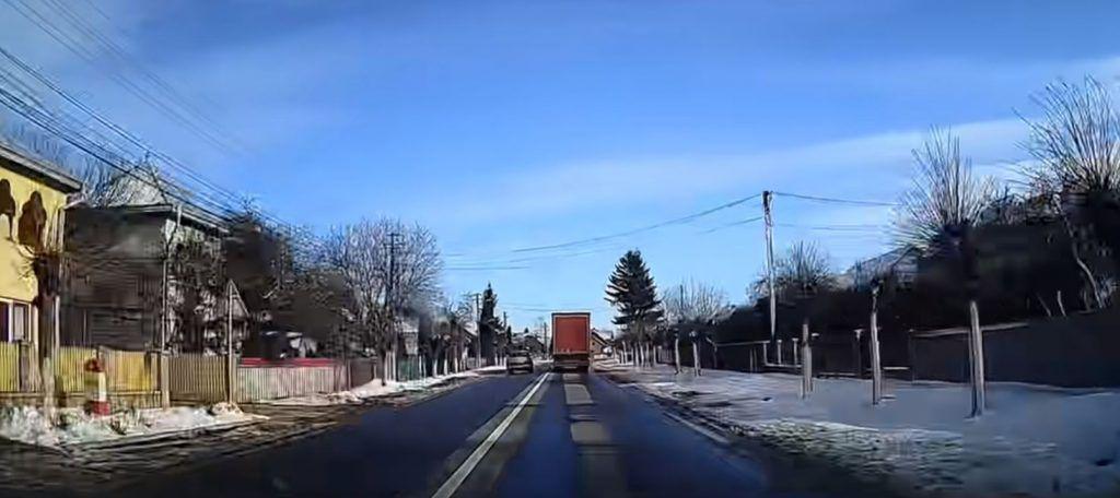 Şofer de 79 de ani, linie continuă şi două camioane. Ce a urmat pe drumul naţional intră la categoria “Miracole” (Video)