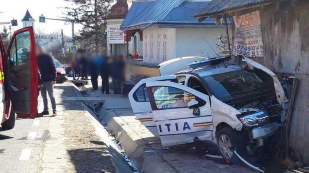 Mașină de poliție, înfiptă în casă după coliziunea cu mașina unui jandarm (VIDEO)