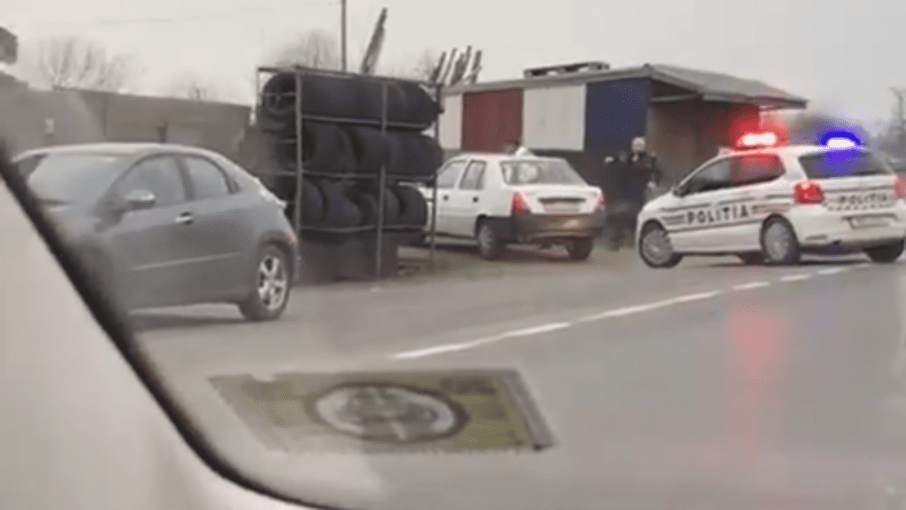Un bărbat într-o Dacia Solenza a pus pe jar Poliția: urmărire dificilă în Vaslui (VIDEO)