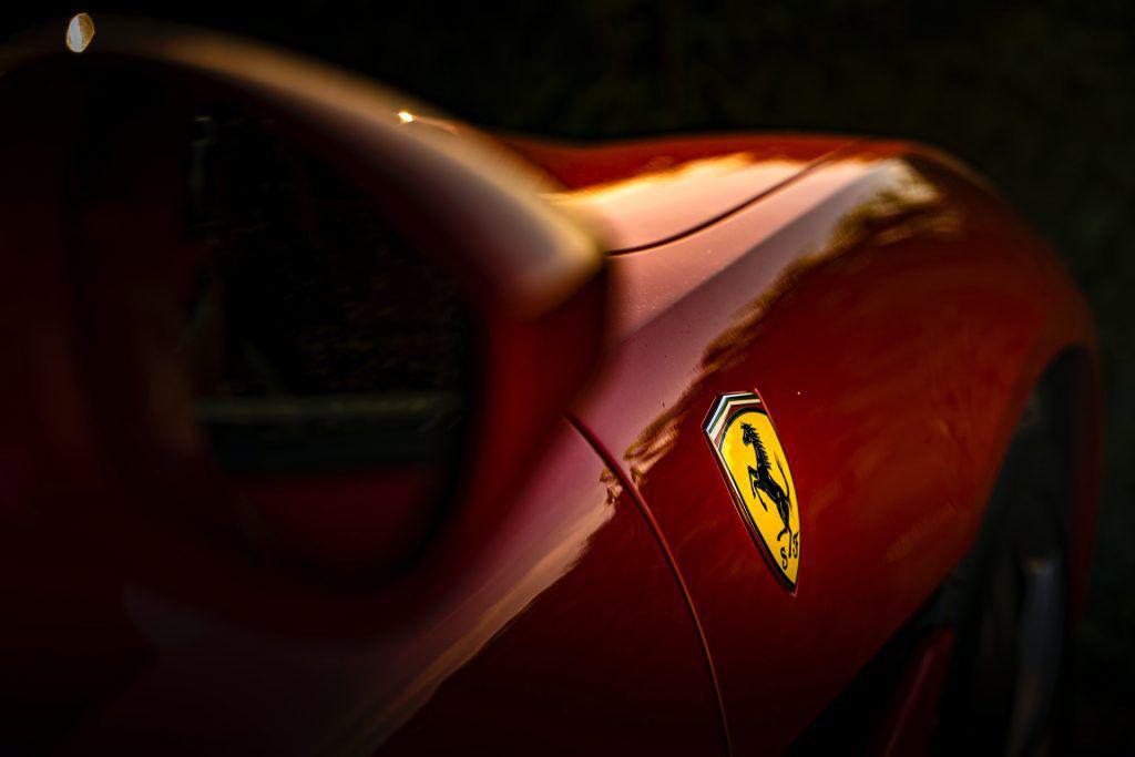 Ce profit înregistrează Ferrari pentru fiecare mașină vândută?