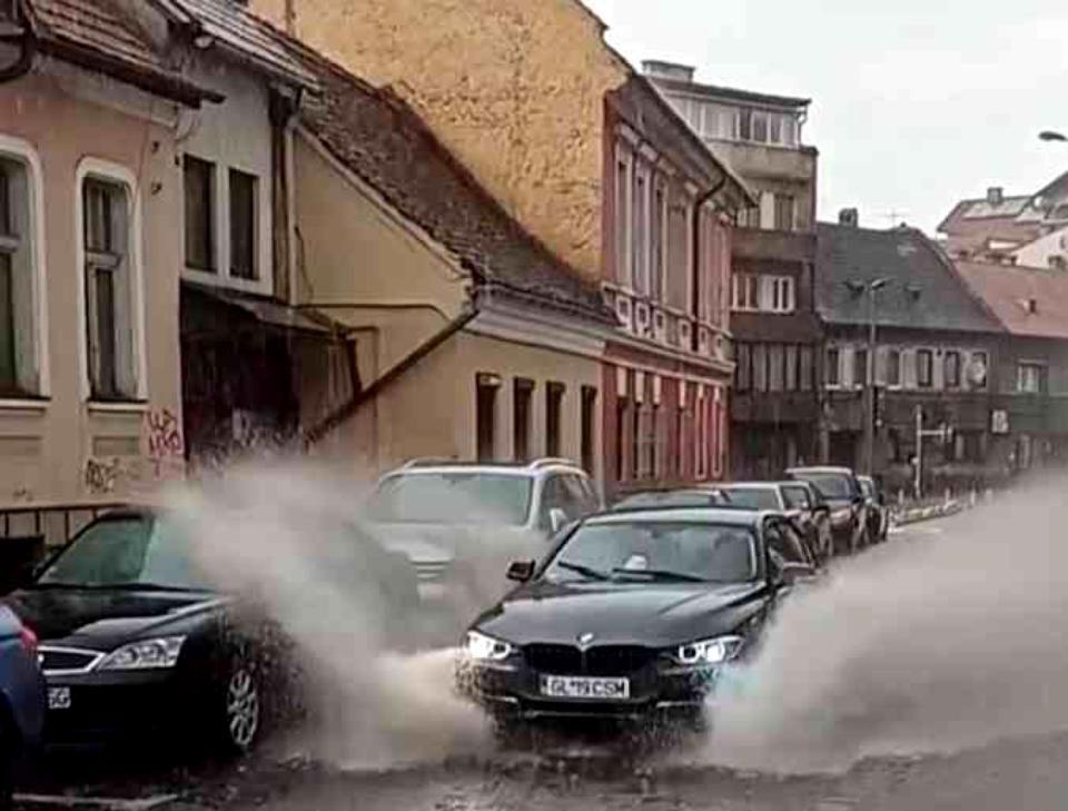 Revoltător: Pietoni din Brașov, udați din cap până în picioare de un șmecher cu BMW pus pe distracție (VIDEO)