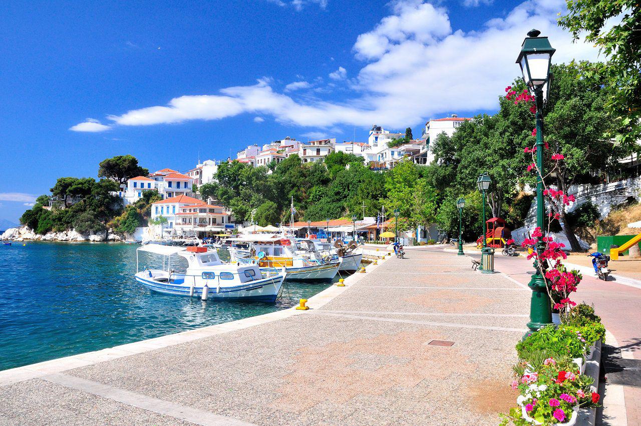 Aerotravel, prin agenția organizatoare AeroVacanțe, începe pe 4 iulie 2020 operarea curselor charter spre insula Skiathos din Grecia, una dintre cele mai îndrăgite destinații de vacanță ale turiștilor români