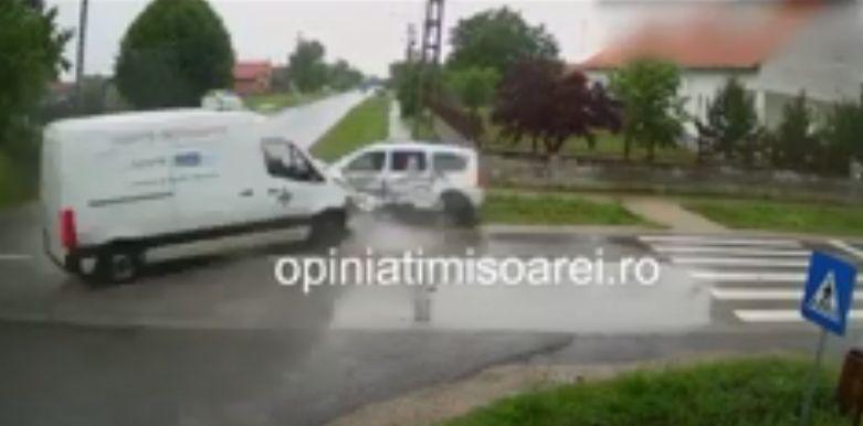 Moment dramatic pe o șosea din Timiș: un microbuz izbește violent un autoturism (VIDEO)