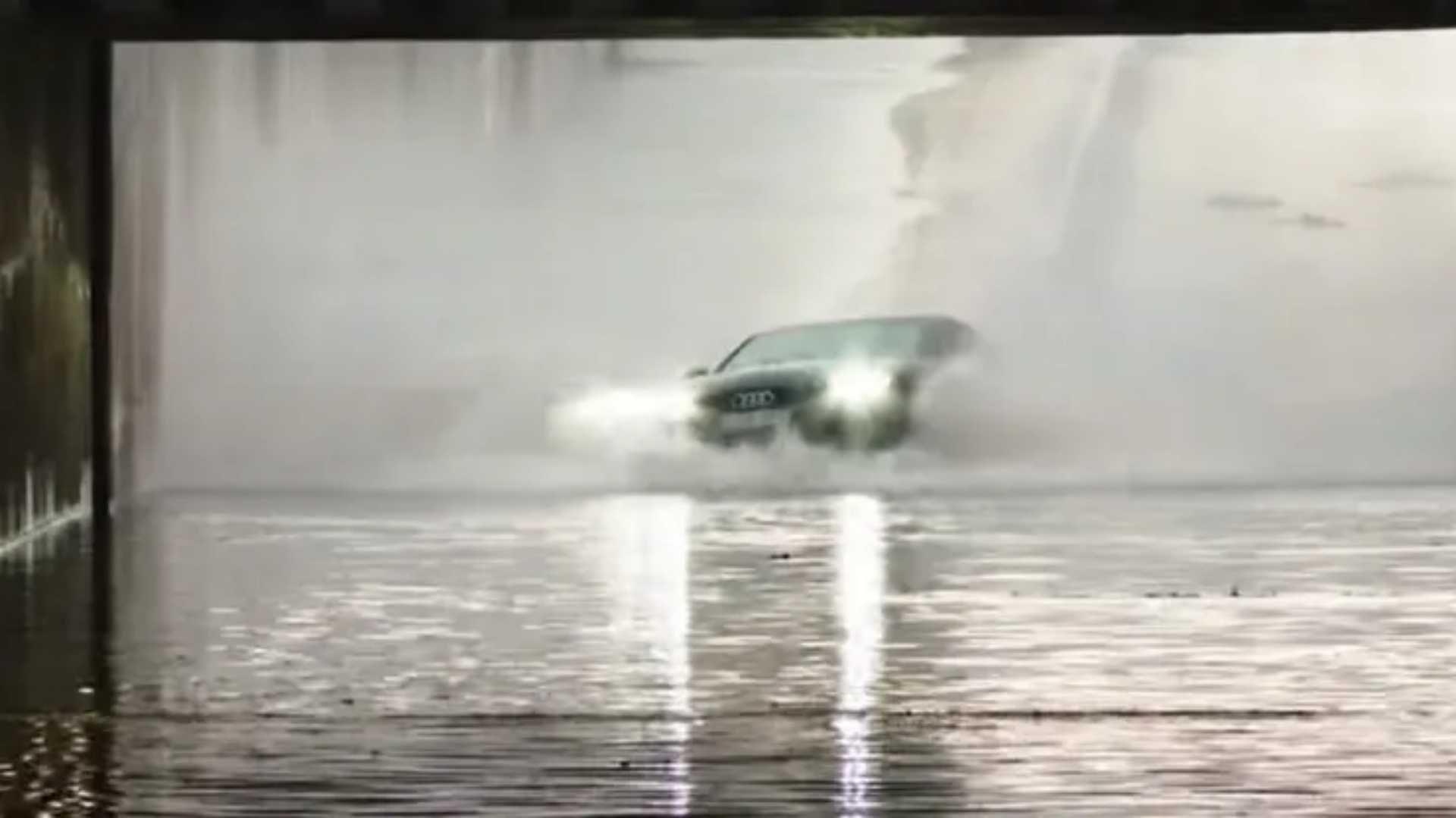 Șoferul unui Audi a aflat pe pielea sa că mașina nu merge pe apă (VIDEO)