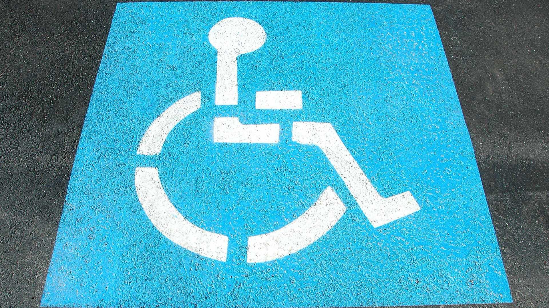 De mâine se dublează amenda pentru locurile destinate persoanelor cu handicap