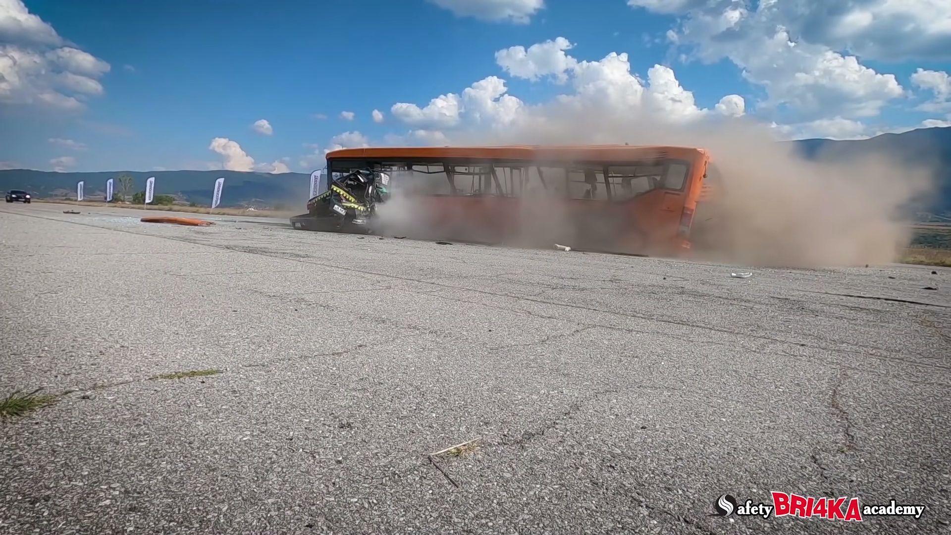 Cel mai rapid crash test din lume: 208+ km/h! (VIDEO)