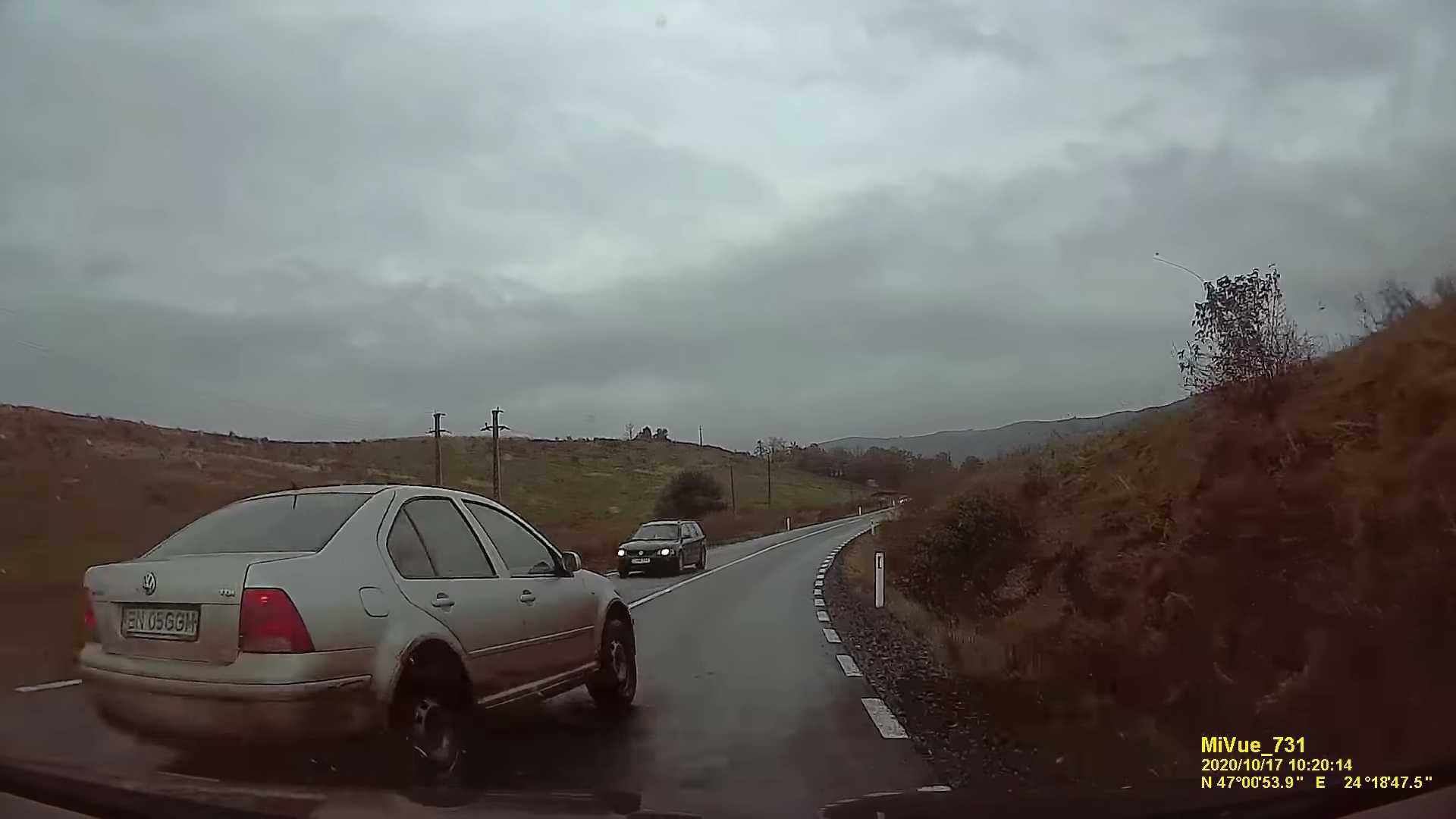 Șofer bistrițean își face praf mașina (și mâna stângă) după o depășire nereușită (VIDEO)