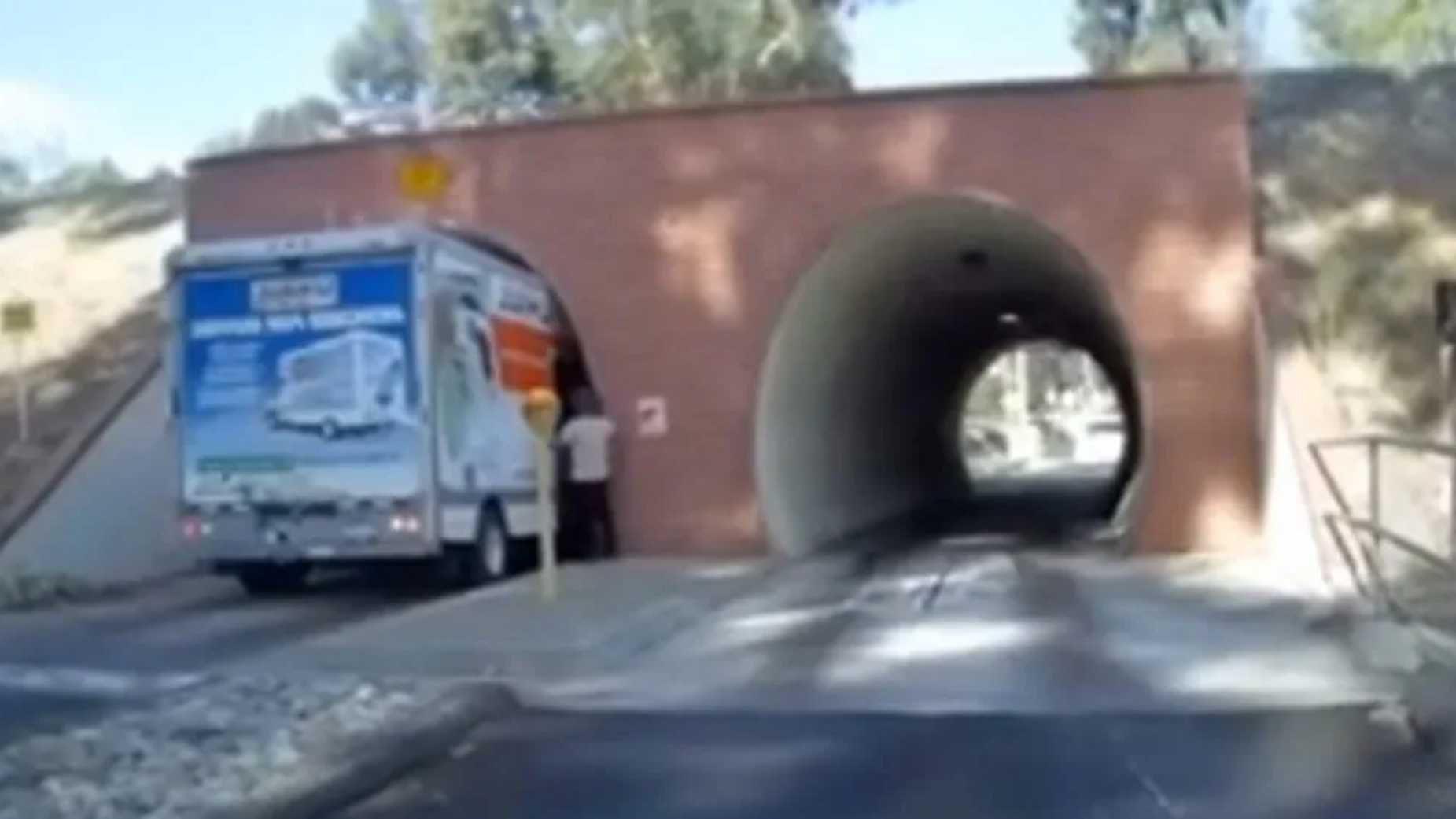 Cineva a încercat să bage un camion pătrat într-un tunel rotund (VIDEO)