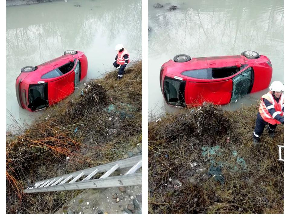 Primăria din Bistrița, amendată după ce o șoferiță s-a răsturnat cu mașina în albia unui râu