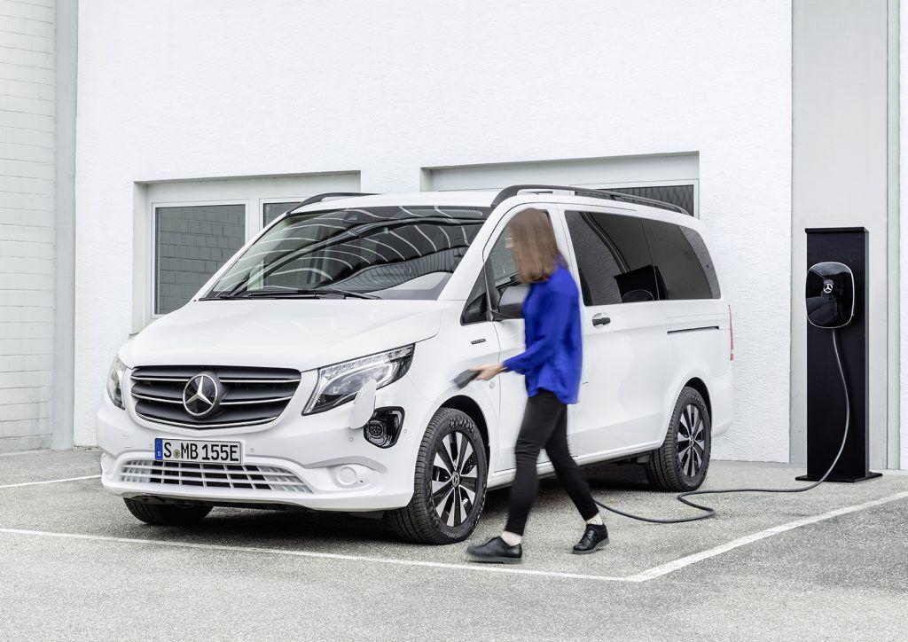 Modernizată la modul serios, seria Mercedes-Benz eVito corespunde acum unor exigențe de transport superioare.