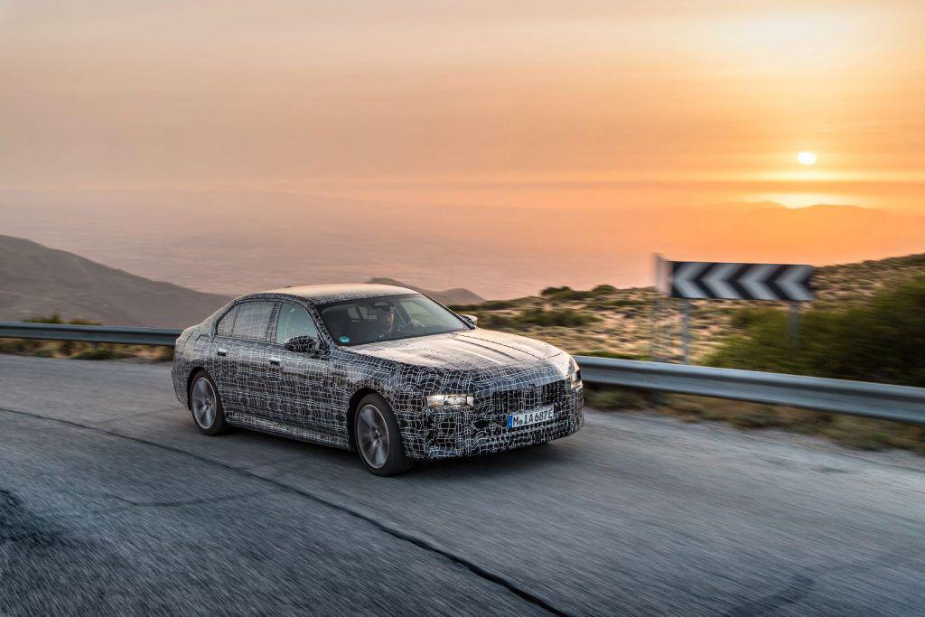 Să ne mai și încâlzim: așa se testează viitorul BMW i7 în condiții de caniculă