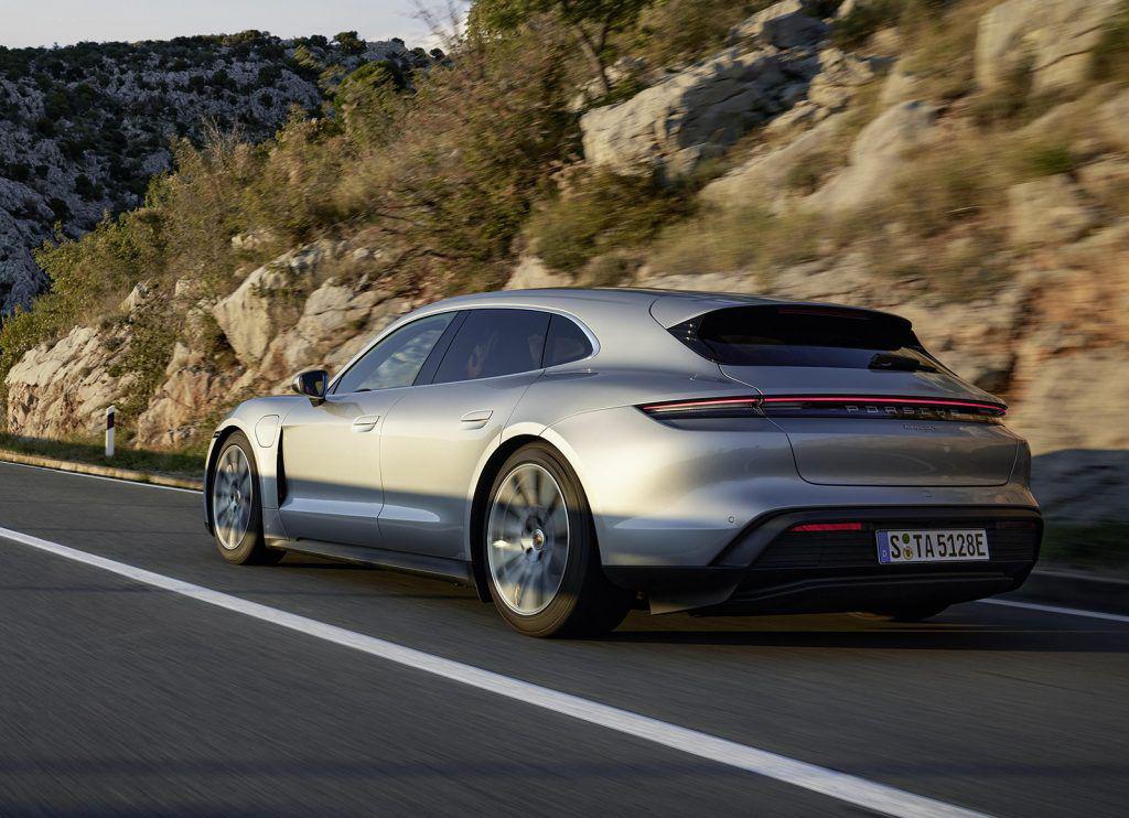 Practicarea turismului sportiv, de acum posibilă sub o formă proaspătă și rafinată: Porsche Taycan Sport Turismo.