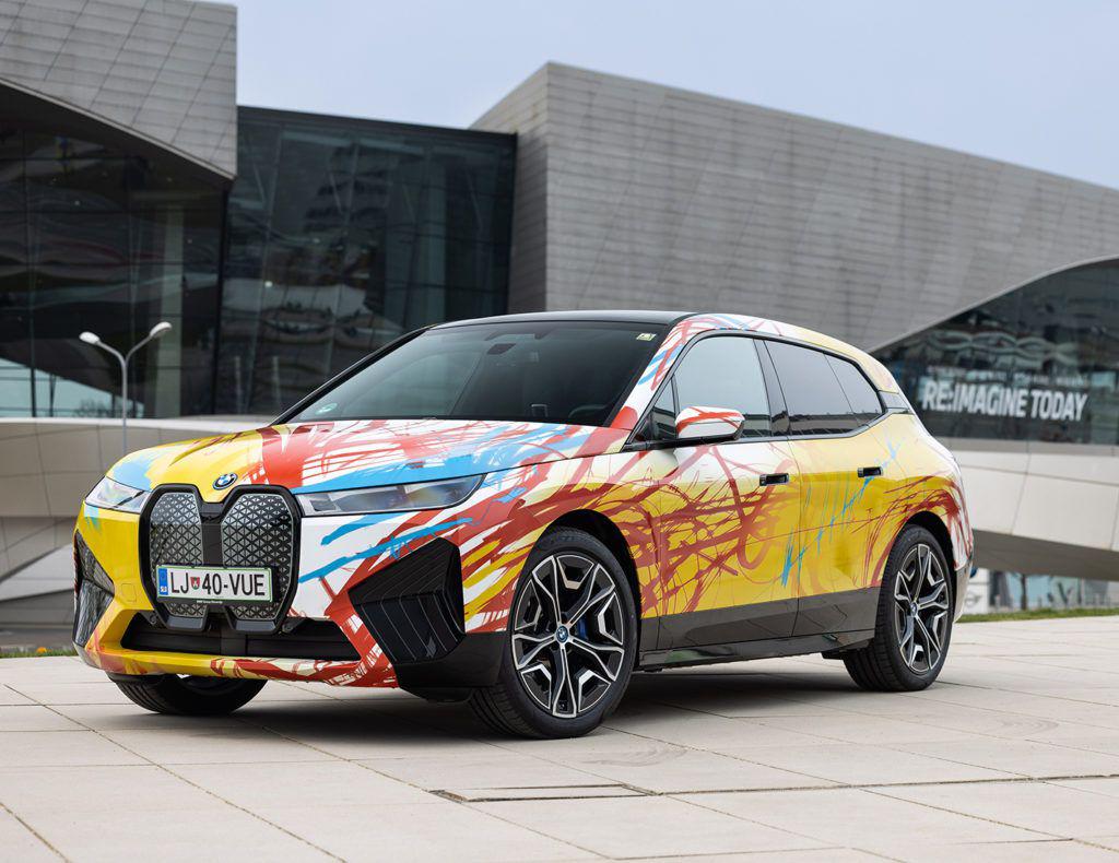 Primăvara înflorește inspirația și se simte chemarea de a picta pe mașini. De ce nu și pe un BMW iX?