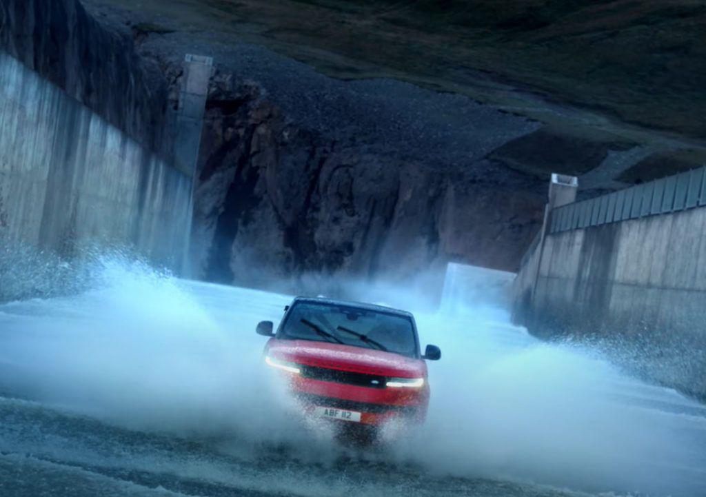Lansare spectaculoasă pentru noul Range Rover Sport: urcare contra-curent pe canalul de prea plin al barajului Karahnjukar.