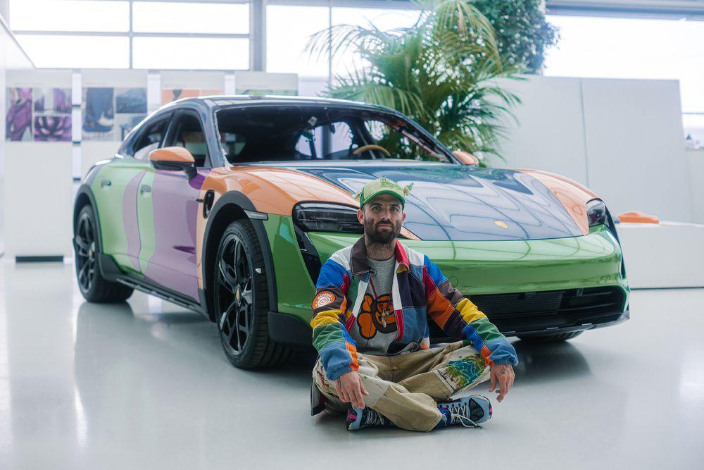 Apreciatul designer Sean Wotherspoon are grijă să dea culoare modei străzii. Dar și cu mașina ieși pe stradă, nu-i așa?