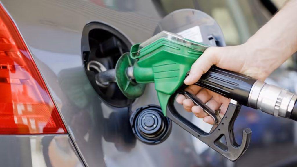 Guvernul susține că o să compenseze prețul combustibililor la pompă timp cel puțin trei luni. La ce să ne așteptăm?