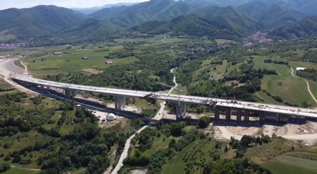 Impresionantul viaduct de la Tălmăcel se apropie de finalizare