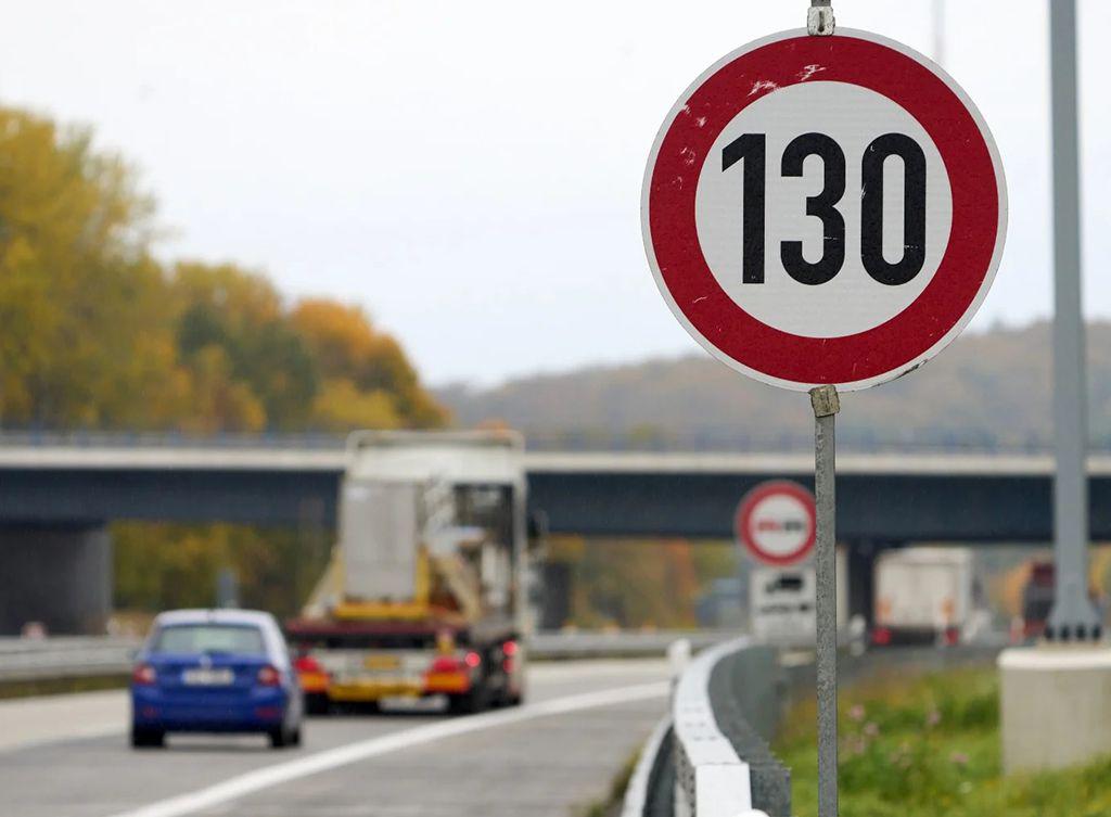 Pe autostrada A1: un șofer produce încălcări ale legii în cascadă, culminând cu excesul de viteză înregistrat de radar – 243 km/h.